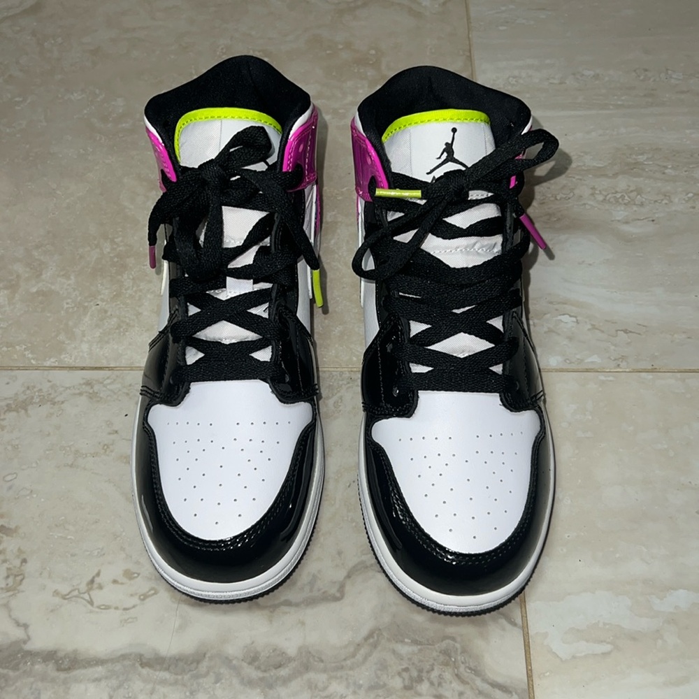 Air Jordan 1 Mid SE GS Cyber Active Fuchsia